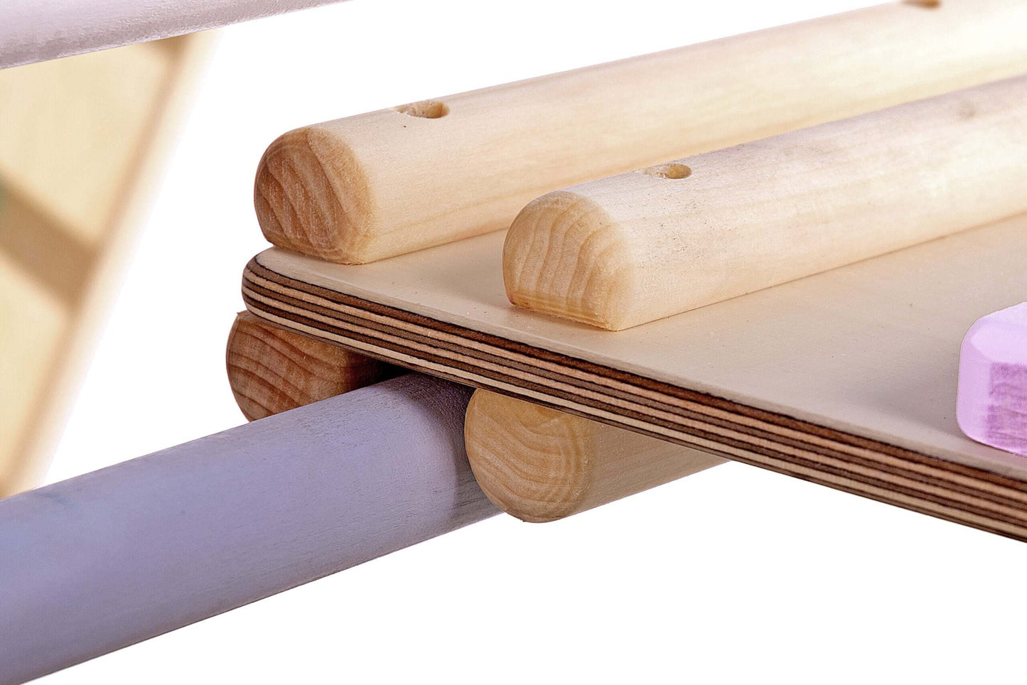 Detailaufnahme vom Kletterwürfel versch. Farben mit Holzstrukturen und stabilen Verbindungen.