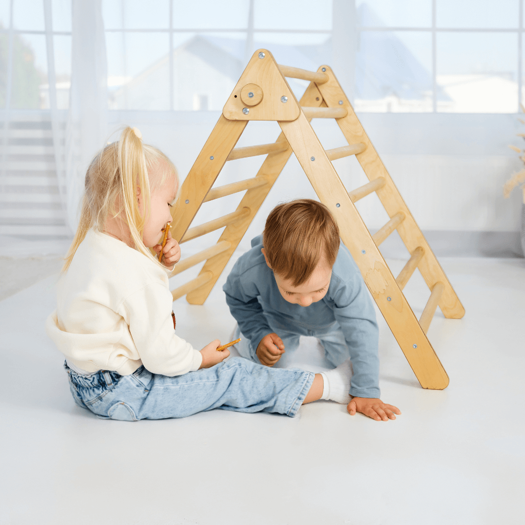 Climbing triangle for toddlers aged 1 to 7 years