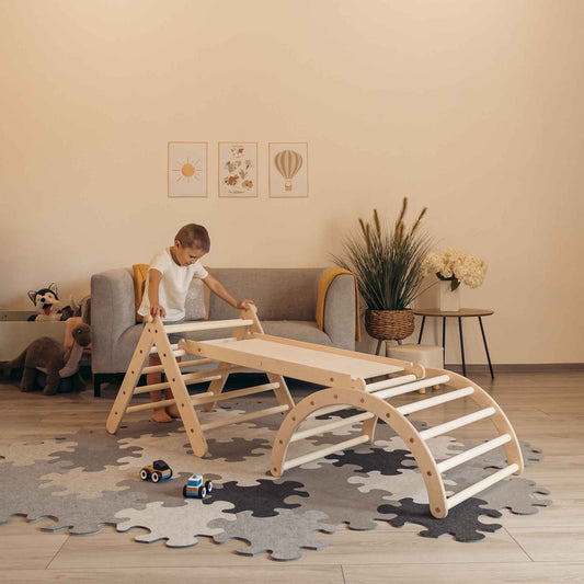 Kletterset Luna mit Kletterdreieck, Rutsche und Kletterbogen für Kinder im Spielzimmer.