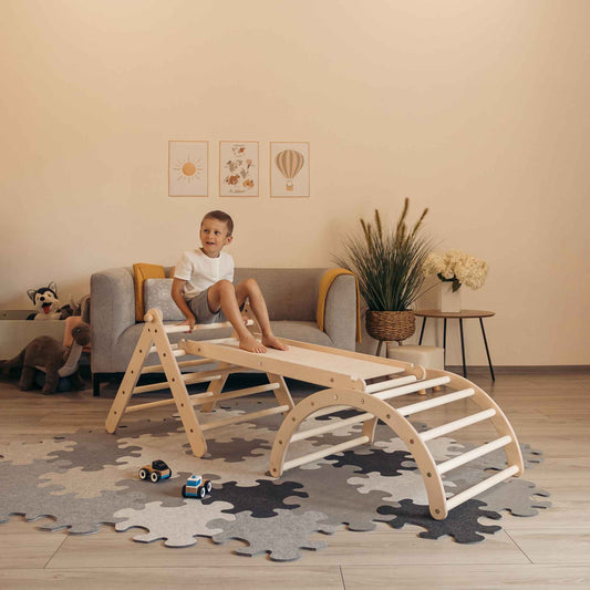 Kletterset Luna mit Kletterdreieck, Rutsche und Kletterbogen für Kinder in einem gemütlichen Raum.