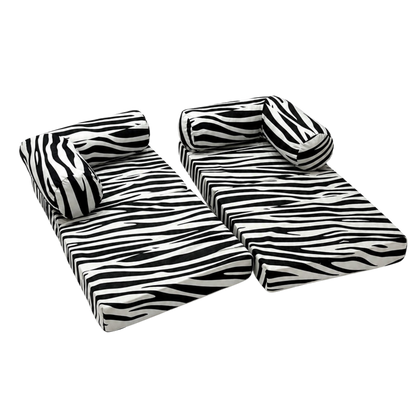 Kindersofa Zebra – Kind spielt auf dem Sofa