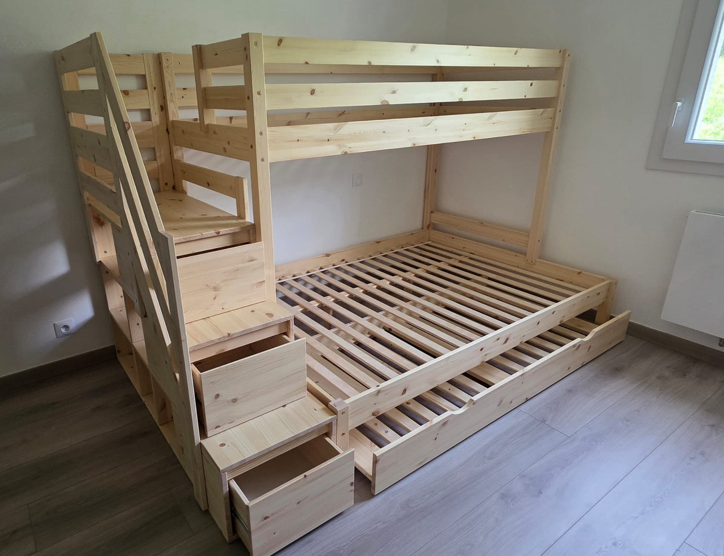 Holz Etagenbett HANNES für 3 Personen mit Stufenregal, 80x200 cm & 120x200 cm, versch. Farben