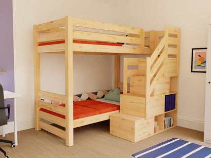 Holz Etagenbett THEA mit Stufenregal vorne in einem Kinderzimmer, aus massivem Kiefernholz, cleveres Design, warmes Ambiente.