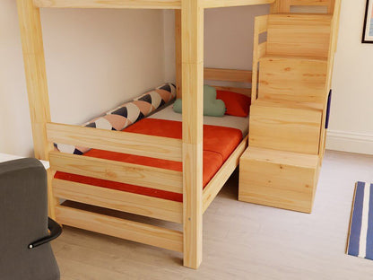 Holz Etagenbett THEA mit Stufenregal vorne in einem modernen Kinderzimmer-Design.