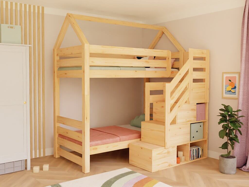 Holz Haus Etagenbett THEA mit Stufenregal vorne in stilvollem Kinderzimmer mit gemütlicher Atmosphäre.