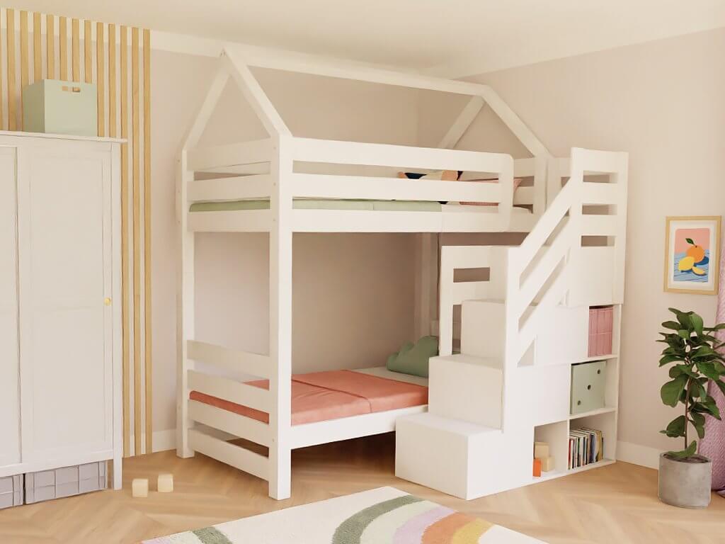 Holz Haus Etagenbett THEA mit Stufenregal vorne in einem stilvollen Kinderzimmer.