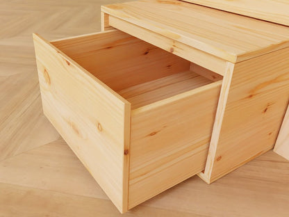 Detailansicht des Holz Hochbett mit Stufenregal und Schreibtisch 90x200 cm – Schublade aus Kiefernholz geöffnet.