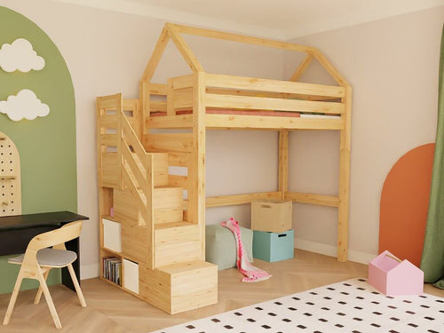 Holz Haus Hochbett mit Stufenregal 90x200 cm im Kinderzimmer mit Treppe und farbenfrohen Spielzeugen.