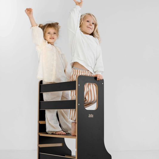Lernturm TWINS für Geschwister & Zwillinge – Kinder beim Spielen und Entdecken auf dem Lernturm.