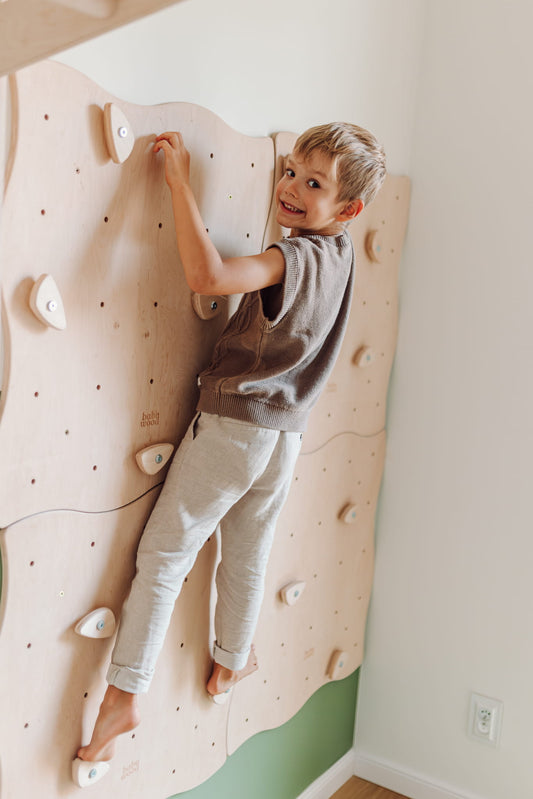 Modulare Kletterwand für Kinder