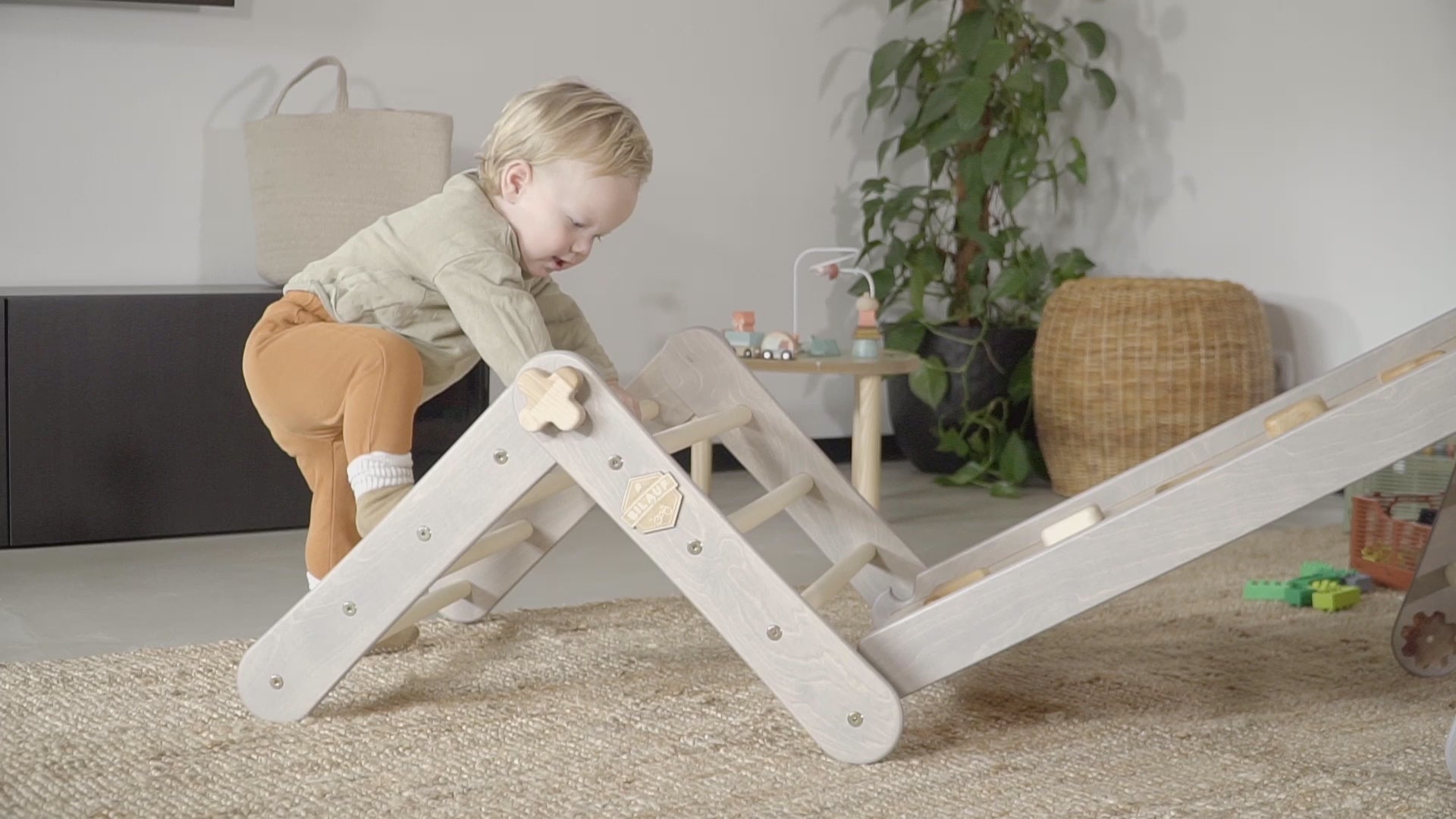 Load video: Kletterdreick für Kinder ab 1 Jahr in Benutzung