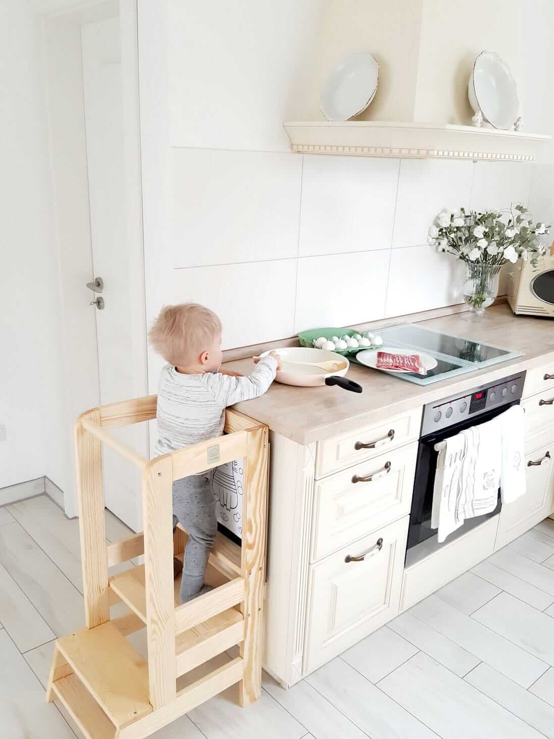 MeowBaby® learning tower kitchen helper with a board for children, different colours